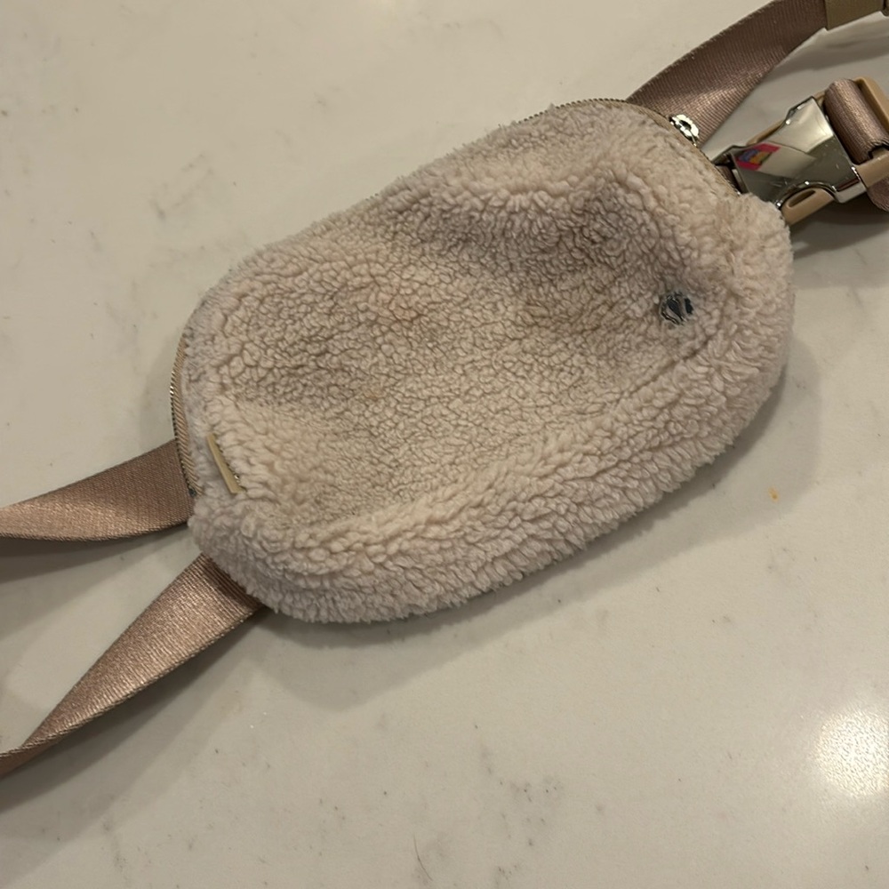 LULU LEMON FURRY FANNY PACK